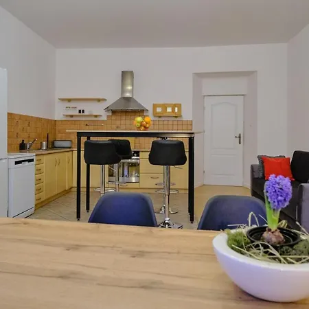 Urania Apartment *